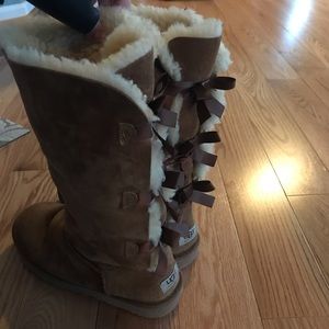 Chestnut uggs with three bows on the back